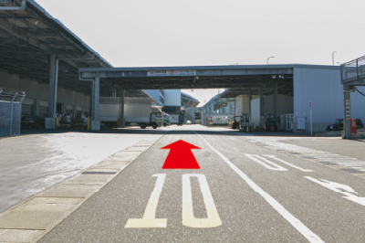 屋根をくぐり直進