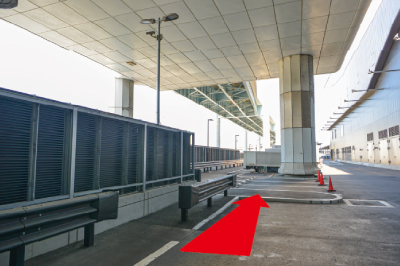 フェンス沿いに直進