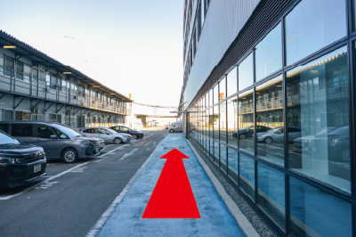 青色の道を直進